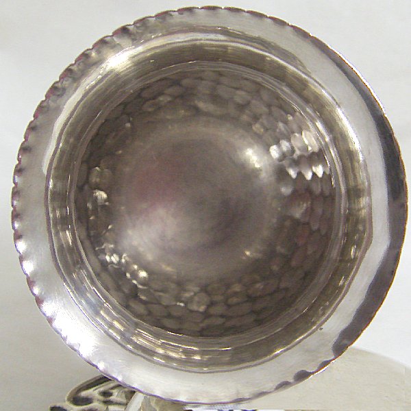 (a1001)Small silver cup.
